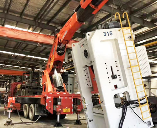 海港附近随车吊出租，轻松解决运输难题