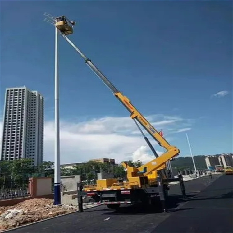 海港维修路灯的曲臂升降车出租